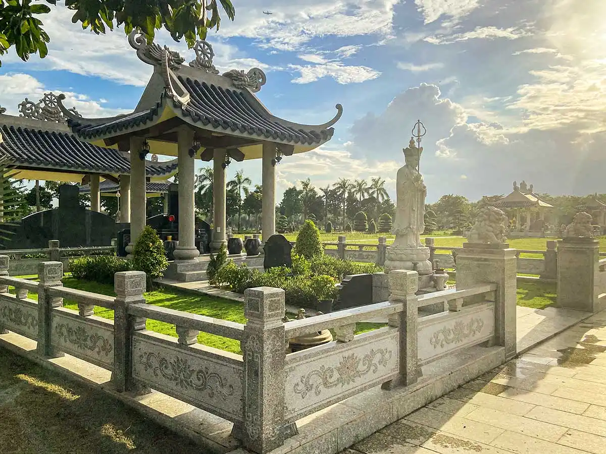 Mẫu lăng mộ cổ điển nhưng có thêm các chi tiết hiện đại