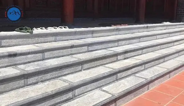 Bậc đá trắng ốp nổi nghệ thuật cho biệt thự