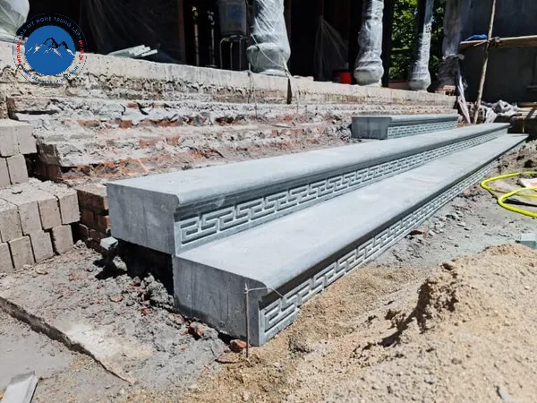 Bậc tam cấp đá tự nhiên nổi bật trước tiền sảnh