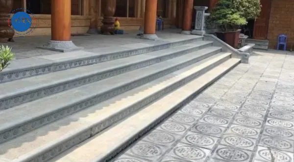 Bậc tam cấp đá xanh đẹp hài hòa cùng kiến trúc cổ điển