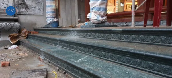 Bậc thềm đá bền chắc cho nhà thờ