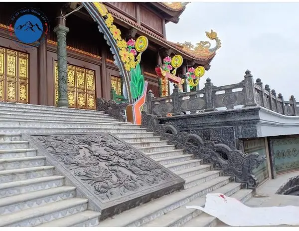 Bậc thềm đá cho nhà chùa đầy trang nghiêm