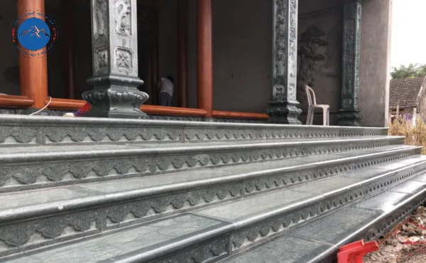 Bậc thềm đá kết hợp hoa văn tạo điểm nhấn