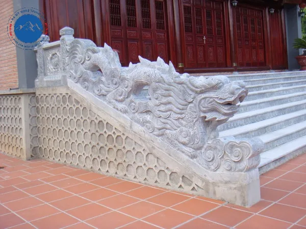 Bậc thềm đá nhà thờ họ trang nghiêm bề thế