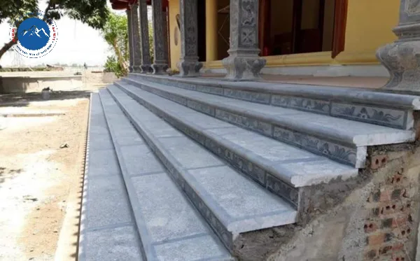Bậc thềm đá tự nhiên nổi bật trước hiên nhà sang trọng