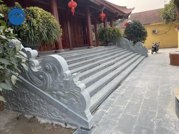 Bậc thềm đá xanh đen chạm khắc hoa văn cổ điển tinh xảo