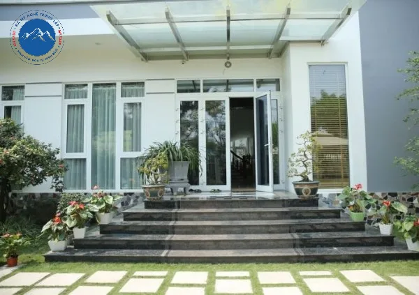 Bậc thềm đá xanh đen lắp đặt trước cửa đình chùa