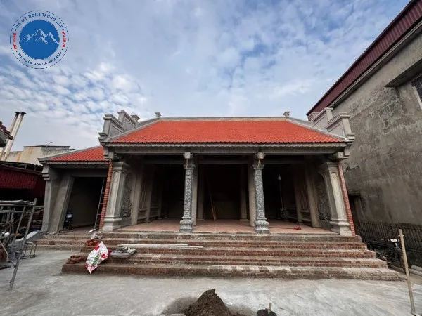 Bậc thềm đá xanh rêu nguyên khối lắp đặt tại nhà