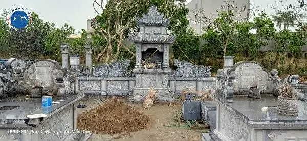 Cận cảnh hoa văn rồng cuộn trên mộ đá xanh khối