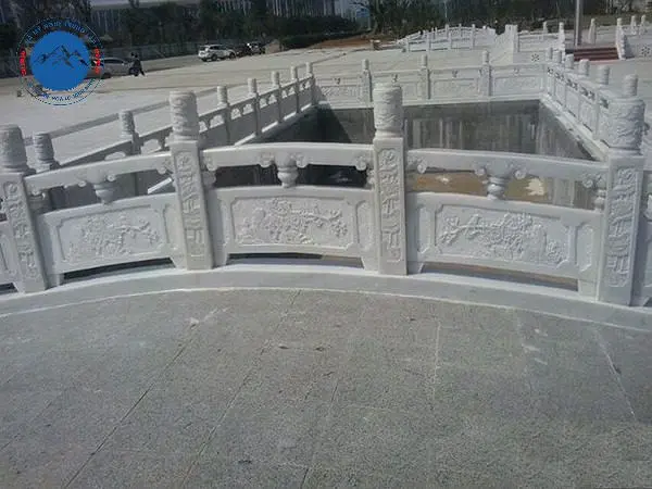 Cận cảnh hoa văn trên lan can đá xanh đen khối