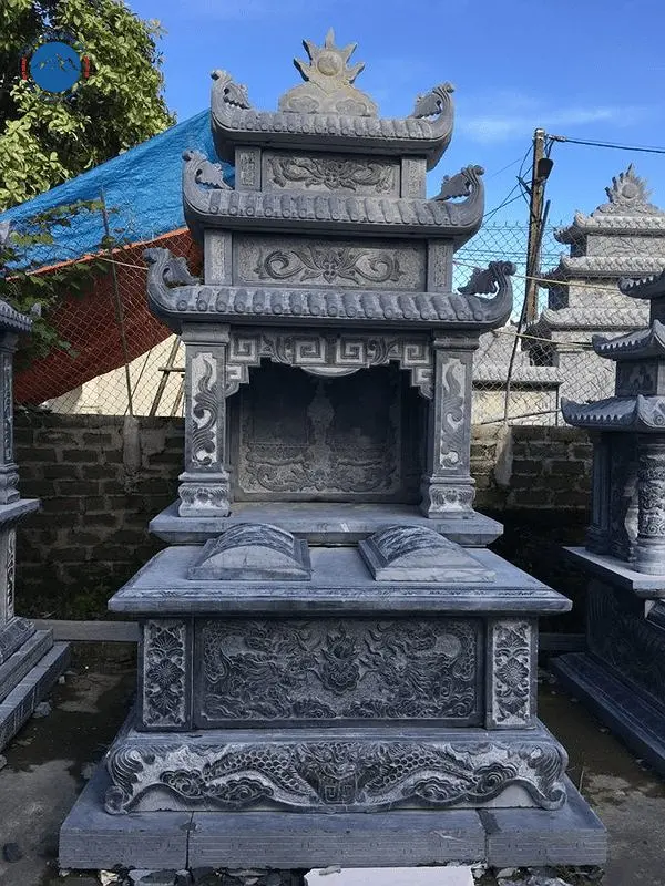 Cận cảnh hoa văn trên mộ đá đôi nguyên khối