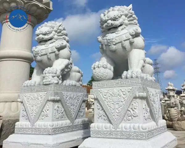 Cặp kỳ lân đá trắng phong thủy đặt trước sảnh khách sạn sang trọng