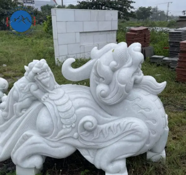 Cặp tỳ hưu đá mỹ nghệ lớn trấn giữ lối ra vào biệt thự