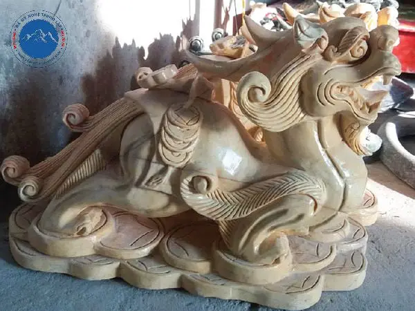 Cặp tỳ hưu đá mỹ nghệ phong thủy đặt hai bên bậc thềm nhà