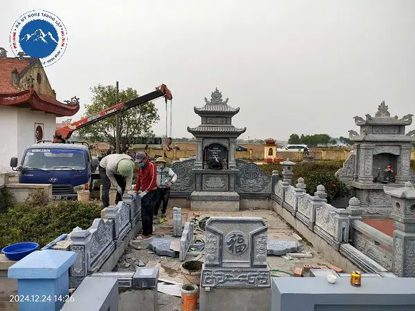 Cổng đá lăng mộ khắc câu đối chữ Hán uy nghi bề thế