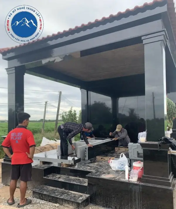 Công trình nhà mồ đá đen Công giáo chạm hình thiên thần
