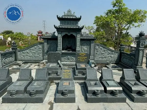 Cột cờ đá nguyên khối cao lớn dựng tại khuôn viên lăng mộ