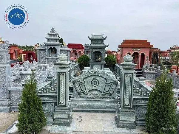Hàng rào và cổng đá chạm trổ hoa văn tinh xảo bao quanh lăng mộ