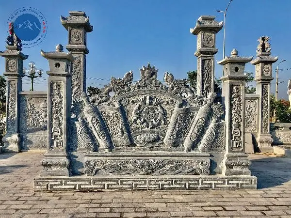 Cuốn thư đá xanh rêu chạm nổi khối họa tiết ngũ phúc lâm