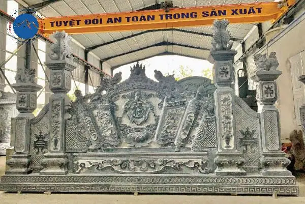 Cuốn thư đá xanh rêu họa tiết tùng hạc mang ý nghĩa trường thọ