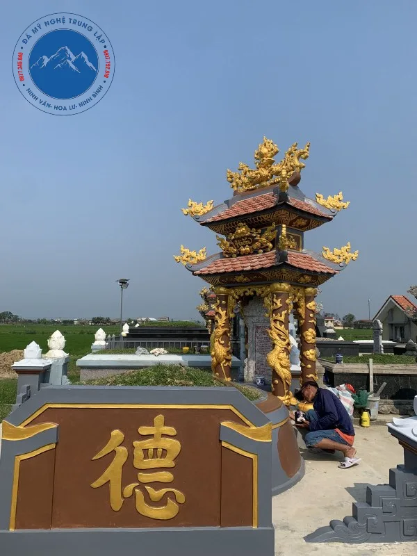 Cuốn thư vuông chạm chữ Phúc lối thư pháp uyển chuyển