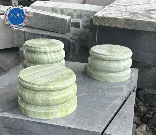 Công trình đá kê cột nhà thờ họ chạm khắc hoa văn