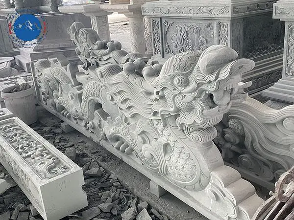 Đôi rồng đá phong thủy trang trí lối vào đền thờ họ
