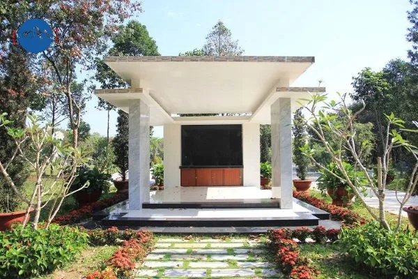 Giá nhà mồ đá đã bao gồm phí lắp đặt tại nghĩa trang chưa?