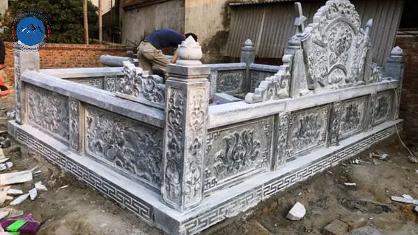 Hàng rào đá tứ linh xanh rêu cho khu lăng mộ bề thế