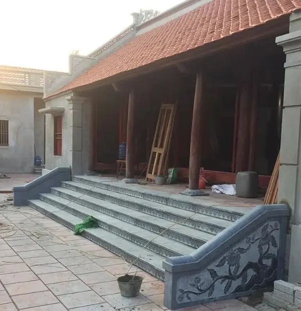 Hệ thống bậc thềm đá lối dẫn vào khu mộ thờ tự chính