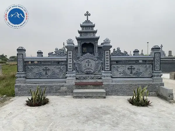 Khu lăng mộ đá công giáo chạm khắc hoa văn tinh tế