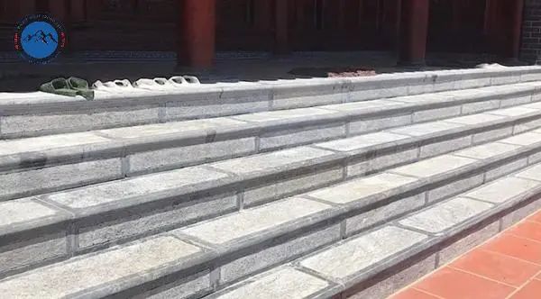 Kiểu bậc tam cấp nguyên khối vững chãi sang trọng