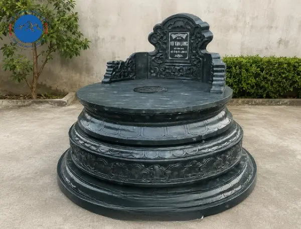 Kiểu dáng mộ đá tròn đá đen giật cấp ba tầng bề thế