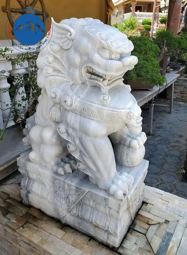 Kỳ lân đá trắng dáng oai phong bảo vệ vượng khí cho gia đạo