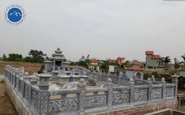 Lan can đá bao quanh khu lăng mộ chạm tứ quý