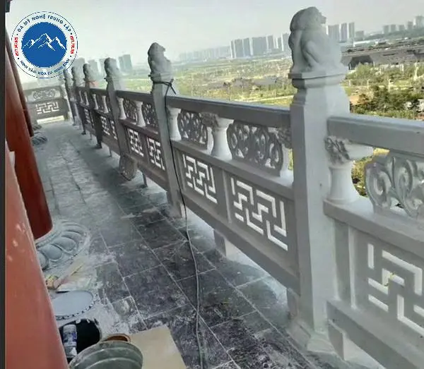 Lan can đá chạm chữ Thọ bao quanh khu lăng mộ