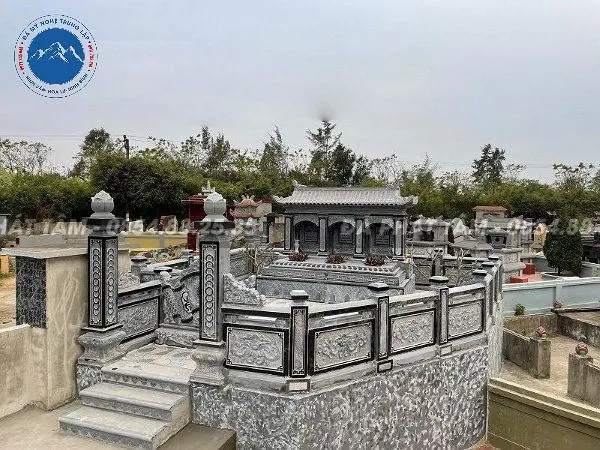 Lan can đá chạm tạo điểm nhấn cho khu lăng