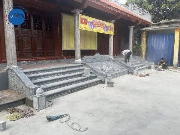 Mẫu bậc đá xanh đen nguyên khối mài bóng cạnh sang trọng