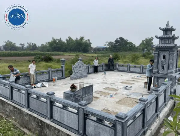 Mẫu bậc ngũ cấp đá tự nhiên dẫn vào cổng chính khu lăng