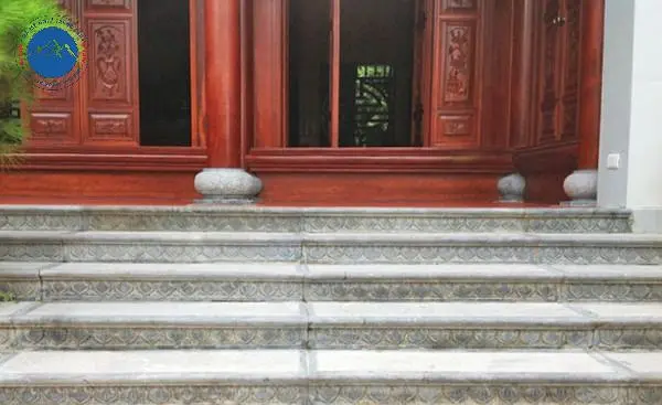 Mẫu bậc thềm đá trắng mang lại vẻ đẹp sang trọng, trang nhã