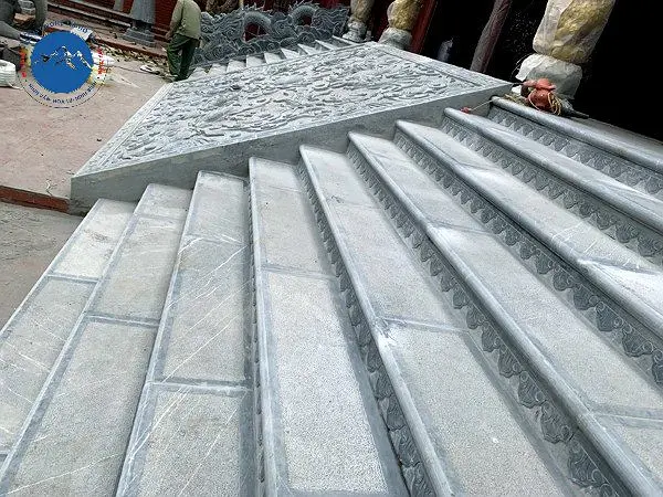 Mẫu bậc thềm đá xanh đen bo cạnh mềm mại an toàn