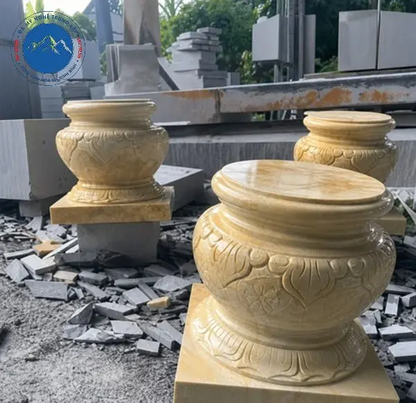 Mẫu chân tảng đá vàng nguyên khối sang trọng cho biệt thự