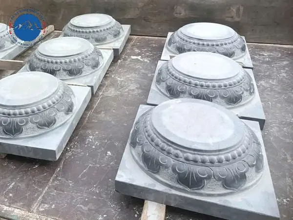 Mẫu chân tảng đá xanh rêu chạm lá lật tinh xảo