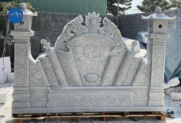 Mẫu cuốn thư đá xanh rêu đặt tại sân lăng mộ gia tộc
