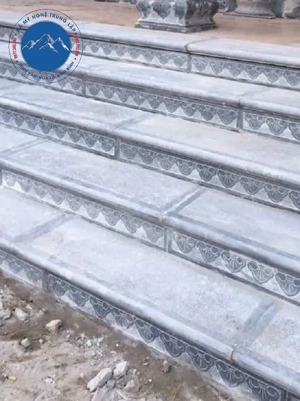Mẫu đá marble trắng kết hợp chỉ đồng nổi bật