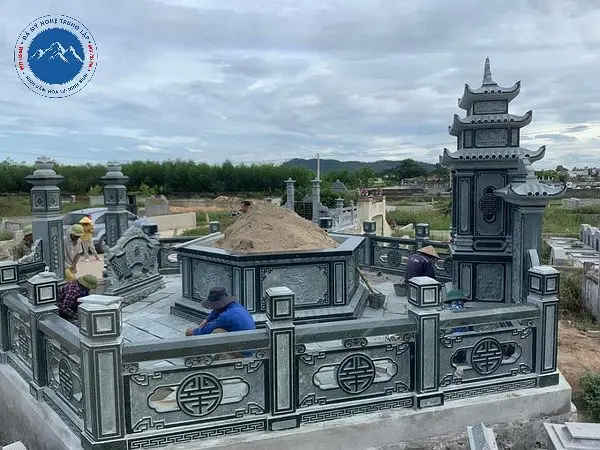 Mẫu khu lăng mộ đá kiên cố cùng hệ thống lan can rồng phụng