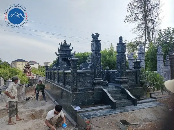Mẫu khu lăng mộ đá nổi bật với lăng thờ ba mái uy nghi