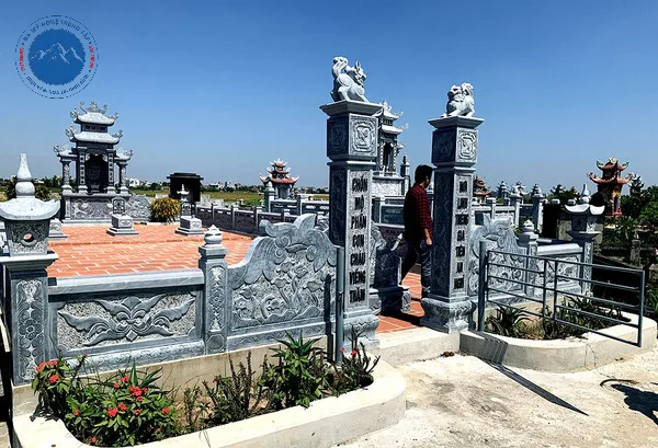 Mẫu khu lăng mộ đá xanh chạm khắc hoa văn tinh xảo