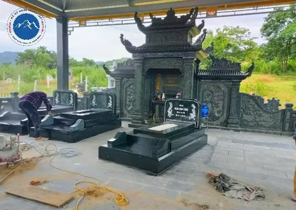 Mẫu khu lăng mộ đá xanh đen chạm khắc hoa văn tinh xảo