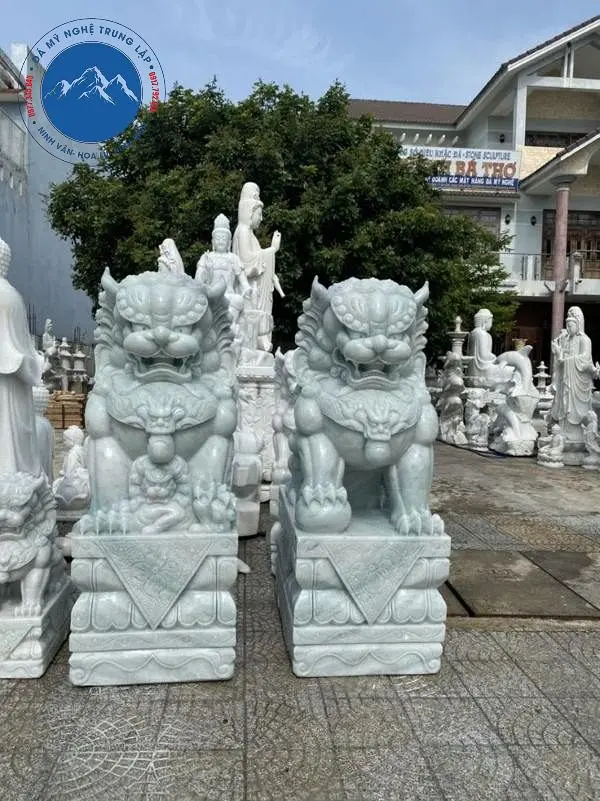 Mẫu kỳ lân đá cẩm thạch trắng ngồi vờn cầu sang trọng đẳng cấp